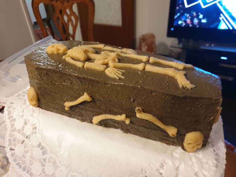Skelett auf Dobosch Torte